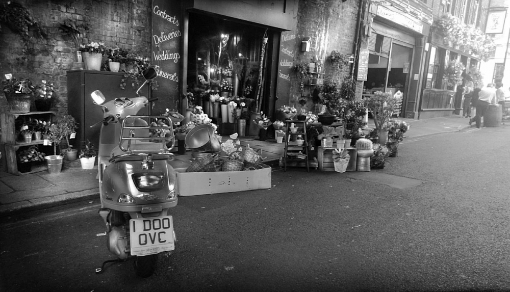 Lifestyle Photography - Under the Arches, London daily life